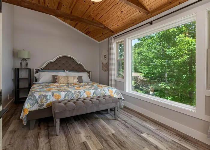 3 King Brs, Covered Dock, Screened Porch Holiday home Goreville