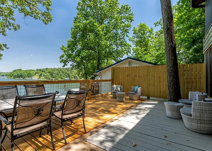 3 King Brs, Covered Dock, Screened Porch * Goreville