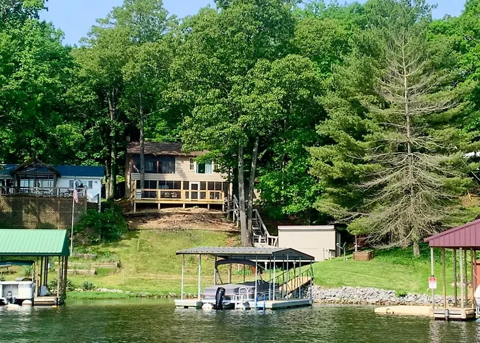 3 King Brs, Covered Dock, Screened Porch Goreville