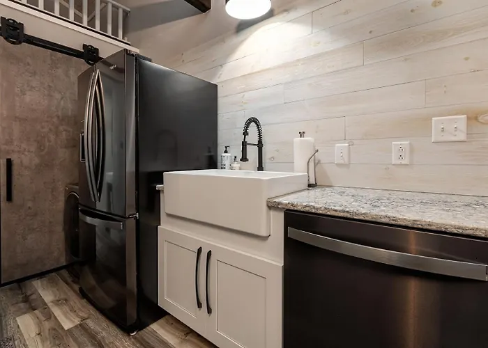 3 King Brs, Covered Dock, Screened Porch Holiday home