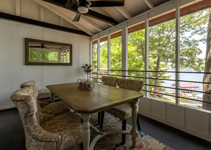3 King Brs, Covered Dock, Screened Porch Goreville