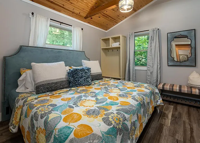 3 King Brs, Covered Dock, Screened Porch * Goreville