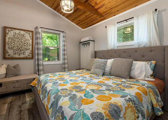 3 King Brs, Covered Dock, Screened Porch Goreville