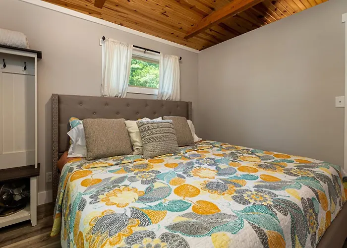 3 King Brs, Covered Dock, Screened Porch Holiday home