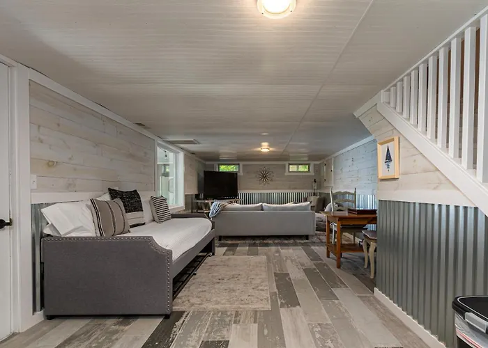 3 King Brs, Covered Dock, Screened Porch Holiday home *