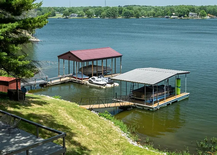 3 King Brs, Covered Dock, Screened Porch Holiday home Goreville
